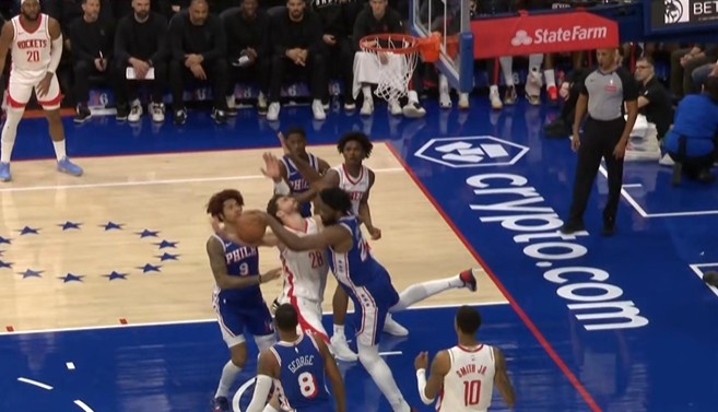 开云体育官网-是个好防守！申京篮下强打恩比德造犯规 76人挑战成功